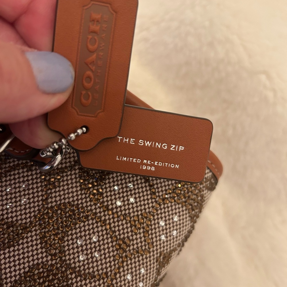 *AUTHENTIC*🍓COACH CRYSTAL SWING ZIP🍓NWOT - Picture 3 of 8